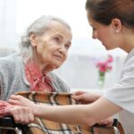 Requieren persona amable para estar con mi abuelo por las tardes